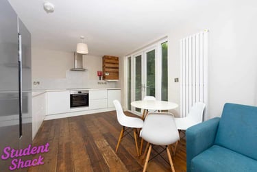 5 bed house, Fairlawn Close Manchester, Hulme, Manchester, M144GQ - Image 1