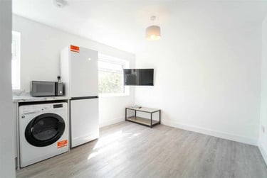 2 bed flat, Roman Way, Selly Park, Birmingham, B152SJ - Image 2
