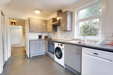 6 bed house, Tresillian Gardens, Mount Pleasant, Exeter, EX47AJ - Image 6