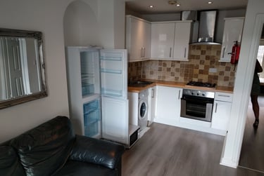 1 bed flat, Oxford Street, Sandfields, Swansea, SA13HT - Image 1