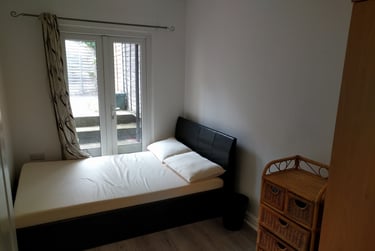 1 bed flat, Oxford Street, Sandfields, Swansea, SA13HT - Image 2