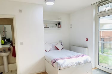 1 bed house, Watkin Road, City Centre, Leicester, LE27HY - Image 1