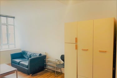 1 bed studio, The Kingsway, Portland House, City Centre, Swansea, SA15HN - Image 2