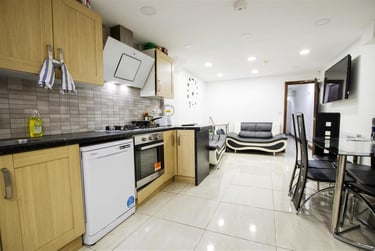 6 bed house, Heeley Road, Selly Park, Birmingham, B296EN - Image 2