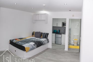 1 bed flat, (Large Studio) Demontfort Street, Highfields, Leicester, LE17GW - Image 1