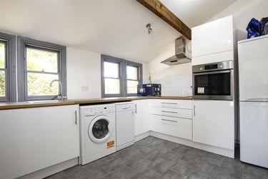 2 bed flat, Greenfield Road, Harborne, Birmingham, B170EG - Image 2