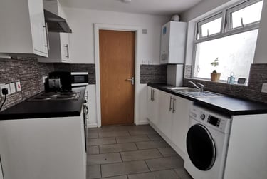 4 bed house, Richardson Street, Sandfields, Swansea, SA13JF - Image 1
