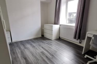 4 bed house, Richardson Street, Sandfields, Swansea, SA13JF - Image 3