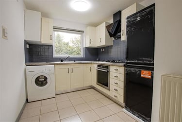 2 bed flat, Seymour Close, Selly Park, Birmingham, B297JD - Image 3