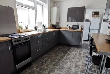 4 bed house, Western Street, Sandfields, Swansea, SA13JU - Image 1