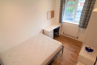 3 bed flat, St Ledger Crescent, St Thomas, Swansea, SA18ET - Image 4