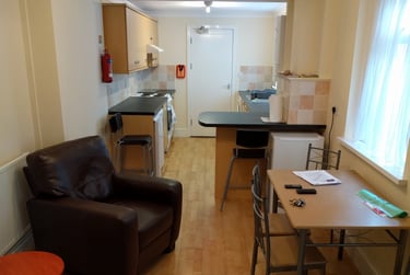 4 bed house, Argyle Street, Sandfields, Swansea, SA13TA - Image 2