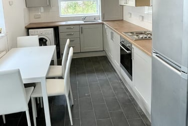 5 bed house, Nicholl Street, Mount Pleasant, Swansea, SA14HF - Image 2