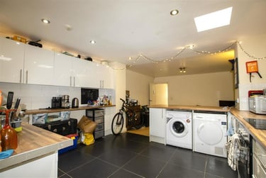7 bed house, Hubert Road, Selly Park, Birmingham, B296ET - Image 2