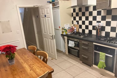 6 bed house, King Edwards Road, Brynmill, Swansea, SA14LW - Image 2