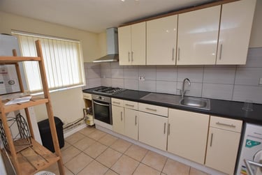 2 bed flat, Seymour Close, Selly Park, Birmingham, B297JD - Image 3