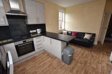 4 bed flat, Station Road, Harborne, Birmingham, B179LX - Image 1