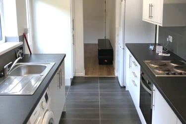 4 bed house, Western Street, Sandfields, Swansea, SA13JS - Image 2