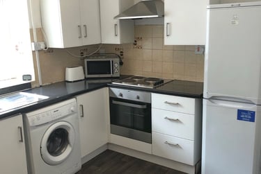 3 bed flat, Hanover Street, Mount Pleasant, Swansea, SA16BQ - Image 1