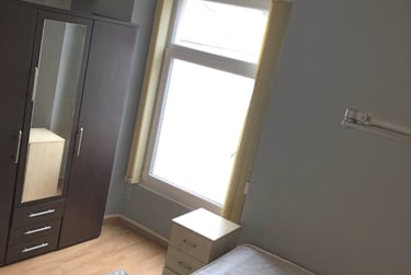 3 bed flat, Hanover Street, Mount Pleasant, Swansea, SA16BQ - Image 2