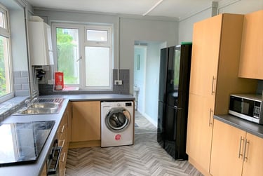 6 bed house, Russell Street, City Centre, Swansea, SA14HR - Image 2