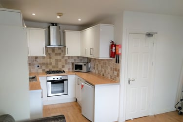 1 bed flat, Oxford Street, Sandfields, Swansea, SA13HT - Image 1