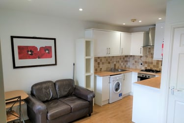 1 bed flat, Oxford Street, Sandfields, Swansea, SA13HT - Image 2