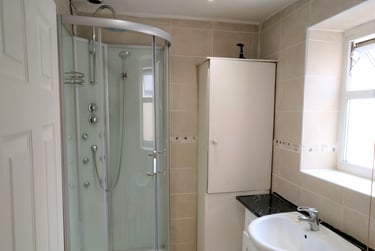 1 bed flat, Oxford Street, Sandfields, Swansea, SA13HT - Image 4