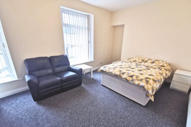 5 bed house, Henrietta Street, City Centre, Swansea, SA14HN - Image 2