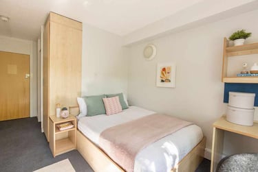 6 Bed Deluxe En-suite at Charlotte Court, Charlotte Road, Heeley, Sheffield, S24EQ - Image 1