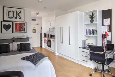 Silver Courtyard Studio, Floors 7-8 - Image 1