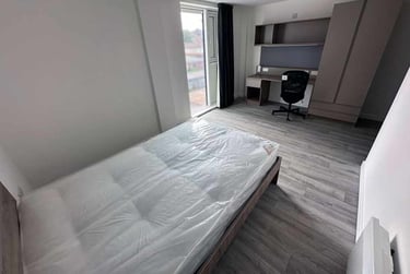 Large En-suite Room - Image 10