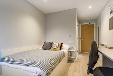 8 Bed Club En-suite - Image 4
