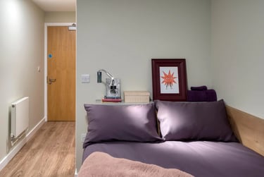 Classic En Suite at The Curve, 14 Fieldgate Street, Shoreditch, London, E11ES - Image 1