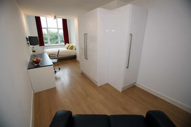 Silver Large City Studio, Floors G-4 - Image 8
