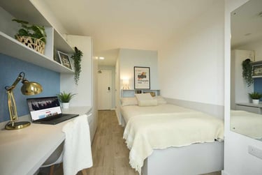 Gold Ensuite - Image 1