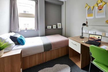 Studio Basic at Northernhay House, Northernhay Place, City Centre, Exeter, EX43RY - Image 2
