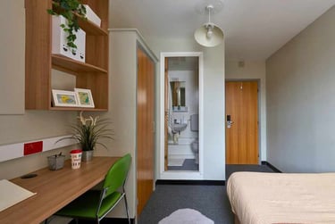 Ensuite Classic at Northernhay House, Northernhay Place, City Centre, Exeter, EX43RY - Image 3