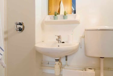 Ensuite Classic at Northernhay House, Northernhay Place, City Centre, Exeter, EX43RY - Image 4
