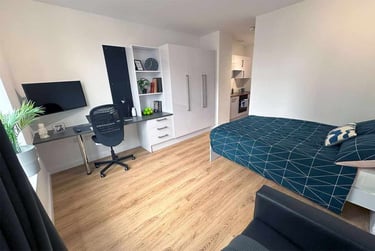 Silver Super-Large Courtyard Studio, Floors G-2 - Image 2