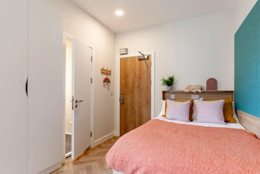 Deluxe Ensuite  at St Crispin's House, Duke Street, City Centre, Norwich, NR31PD - Image 3