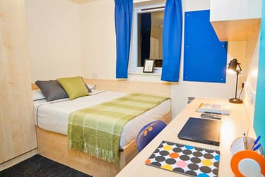 Ensuite Classic at Queen's Hospital Close, Bath Row, Edgbaston, Birmingham, B151NH - Image 1