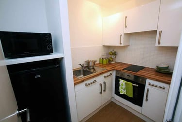 Silver Super-Large Courtyard Studio, Floors G-2 - Image 9
