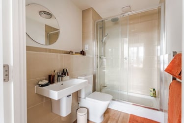 Upper Deluxe 2 Bedroom Apartment - Image 10