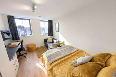 Gold Extra Large Courtyard Studio (Inner Courtyard) - Image 1