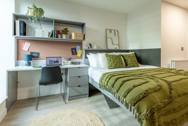 Studio Deluxe - Image 1