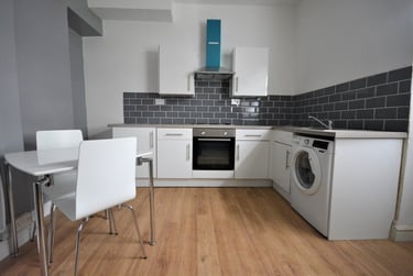 1 bed flat, Cradock Street, City Centre, Swansea, SA13HE - Image 1