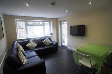 7 bed house, Cathays, Cardiff, CF244HY - Image 1