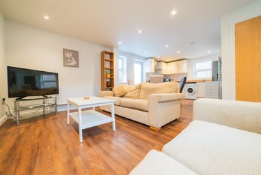 3 bed flat, Heath, Maindy, Cardiff, CF143PS - Image 1