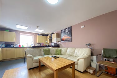 5 bed flat, Cathays, Cardiff, CF244NQ - Image 1
